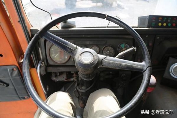 超級少見！黃河牌的JN3261公鐵兩用卡車