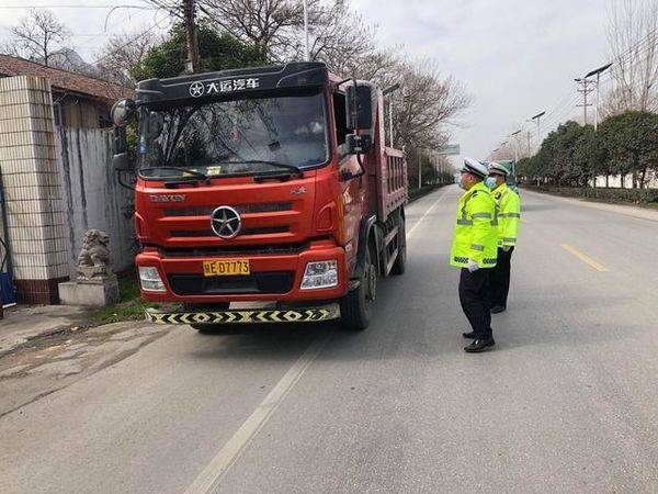 华阴：查源头强管控 开展货车专项整治