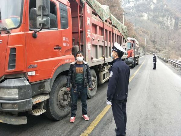 华阴：查源头强管控 开展货车专项整治
