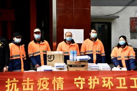 齐心共战疫！陕汽重卡郑州鸿阳为环卫工送来暖心防疫物资