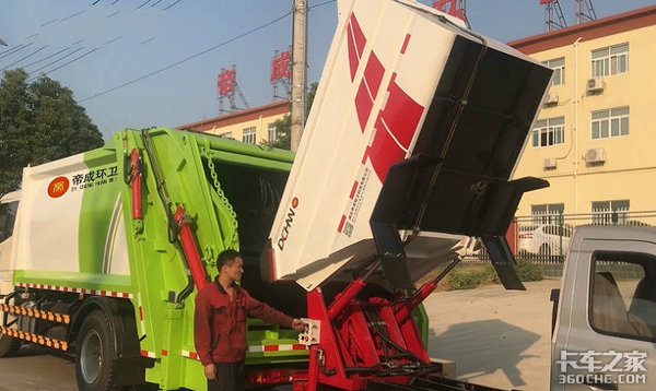 防滴漏的壓縮式垃圾車(chē) 請(qǐng)開(kāi)始你的表演