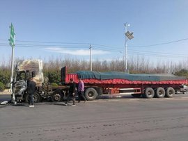 惊魂一刻！红绿灯前货车突然起火 司机直接跳车