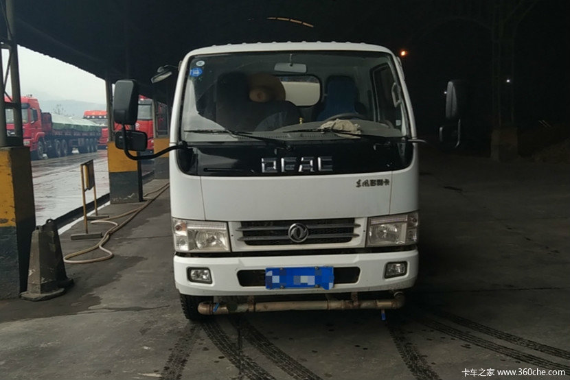 任劳任怨清洁工 实拍东风多利卡洒水车