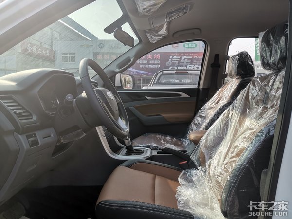 高端内饰配置,1.18方大货厢,上汽大通T70皮卡符合精神小伙气质