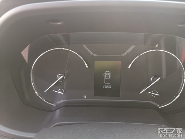 高端内饰配置,1.18方大货厢,上汽大通T70皮卡符合精神小伙气质