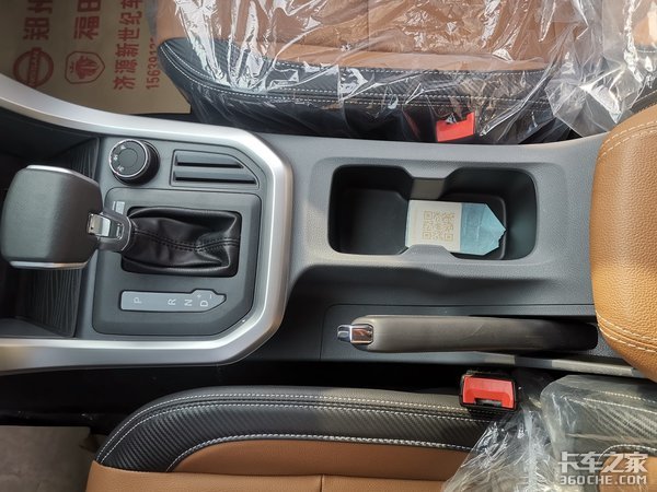 高端内饰配置,1.18方大货厢,上汽大通T70皮卡符合精神小伙气质