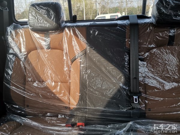 高端内饰配置,1.18方大货厢,上汽大通T70皮卡符合精神小伙气质