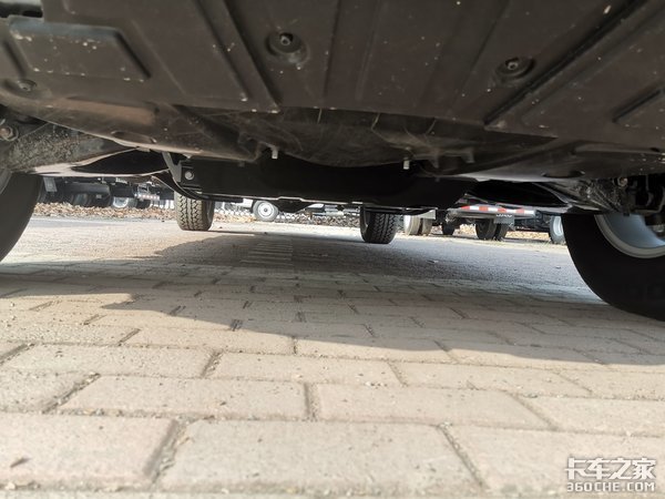 高端内饰配置,1.18方大货厢,上汽大通T70皮卡符合精神小伙气质