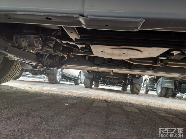 高端内饰配置,1.18方大货厢,上汽大通T70皮卡符合精神小伙气质