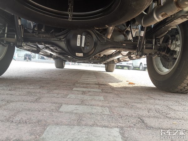 高端内饰配置,1.18方大货厢,上汽大通T70皮卡符合精神小伙气质