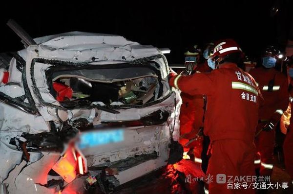 连霍高速惨祸 货车与8小车相撞致2死12伤！
