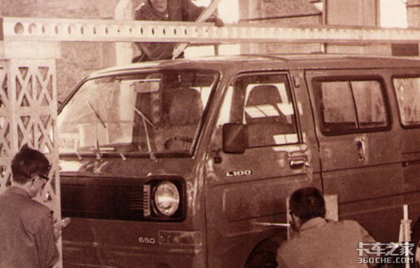 不愧是销量最好的国产车,20多年过去,这台五菱微卡依然能开走