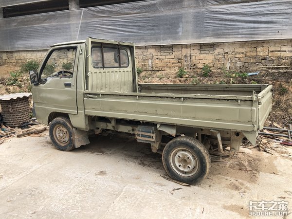 不愧是销量最好的国产车,20多年过去,这台五菱微卡依然能开走