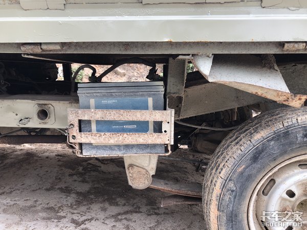 不愧是销量最好的国产车,20多年过去,这台五菱微卡依然能开走