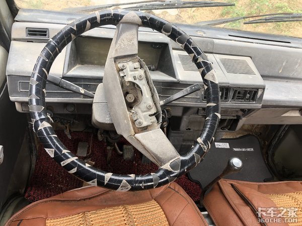 不愧是销量最好的国产车,20多年过去,这台五菱微卡依然能开走