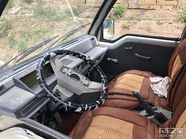 不愧是销量最好的国产车,20多年过去,这台五菱微卡依然能开走