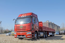 自重8.2吨，不用手动换挡？这台550马力的解放J6P实力是真的强