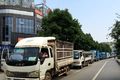 广州道路泊车涨价 卡友无奈停车到市郊