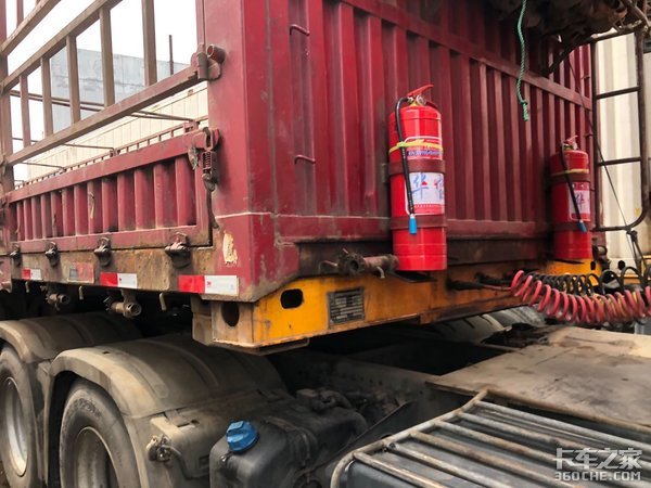 见多了油罐车 带你看看仓栅式危险品车