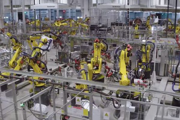惊了！特斯拉上海工厂数百机器人在工作 人工智能已经可以造车了？