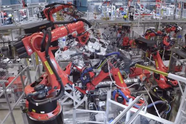 惊了！特斯拉上海工厂数百机器人在工作 人工智能已经可以造车了？