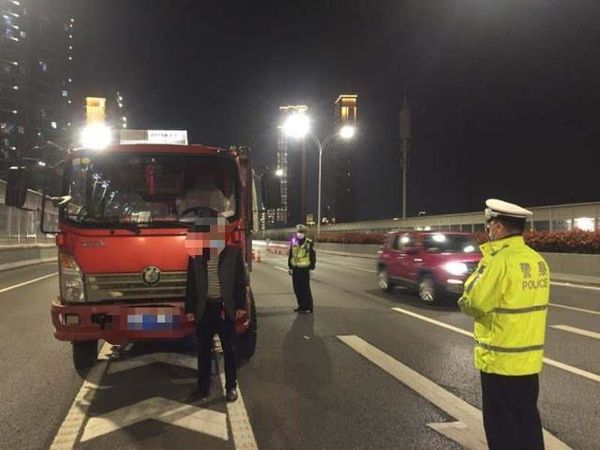 一次性被记12分!货车司机为逃避处罚安装活动车牌架