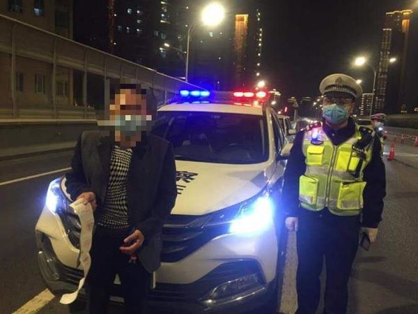 一次性被记12分!货车司机为逃避处罚安装活动车牌架