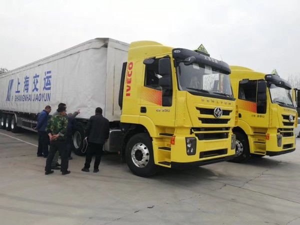 红岩危化品运输车大批交付上海交运  为危化品运输保驾护航