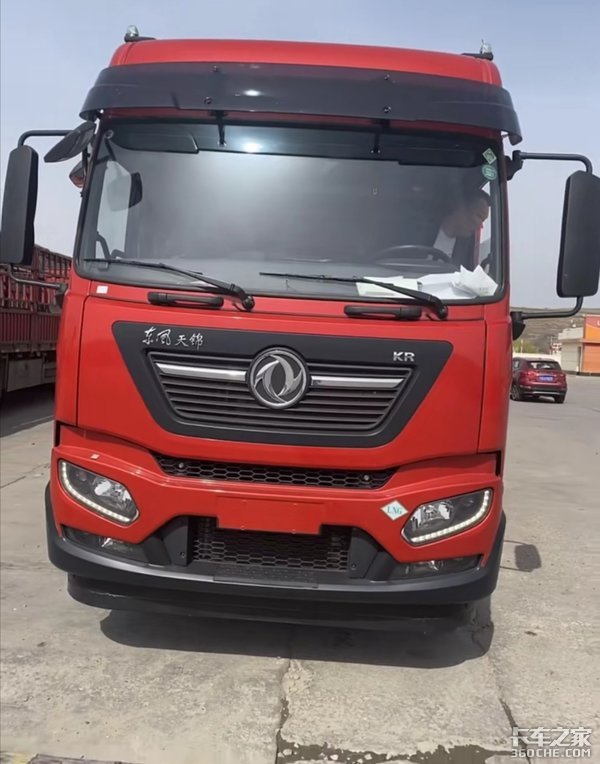 新车型 东风天锦KR6.8米载货车使用LNG 驾驶室还是高顶双卧