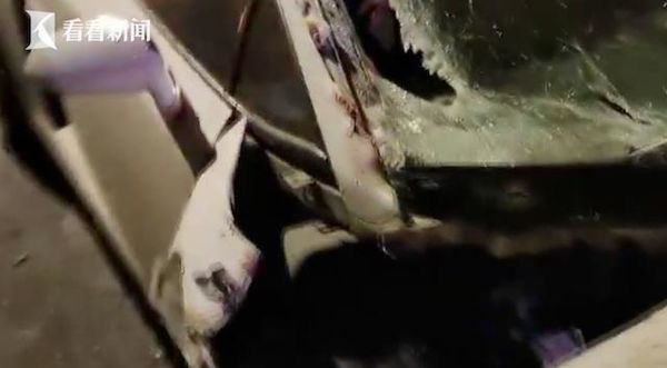 车损达百万！大货车变道与兰博基尼相撞