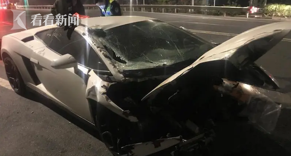 车损达百万！大货车变道与兰博基尼相撞