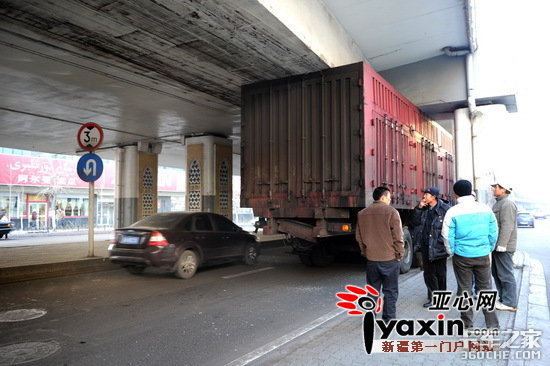 圖為大貨車被卡在外環路高架橋下無法動彈.