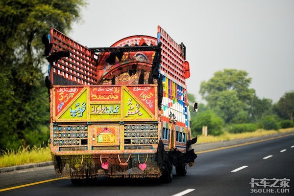 这就是巴基斯坦人花2年薪水改装的卡车，说实话我有点受不了这种审美