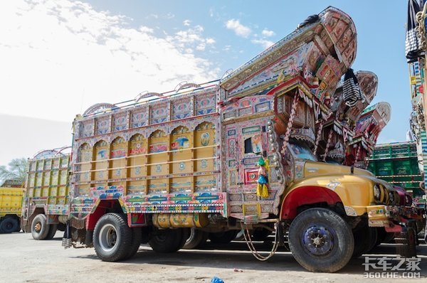 这就是巴基斯坦人花2年薪水改装的卡车，说实话我有点受不了这种审美
