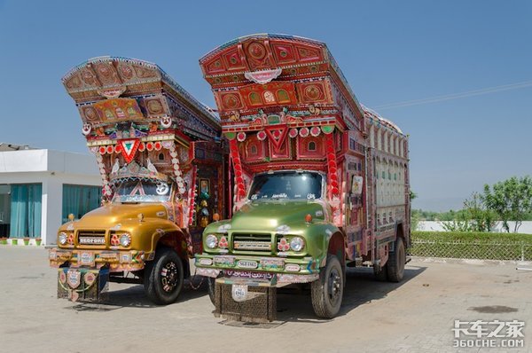 花2年薪水改装的卡车 我受不了这种审美