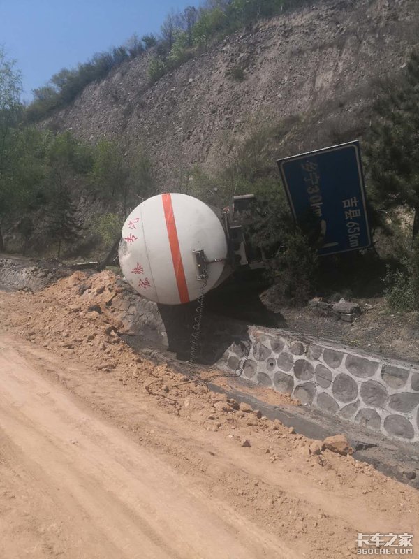 超载货车失控致9人死亡 刹住车就这么难