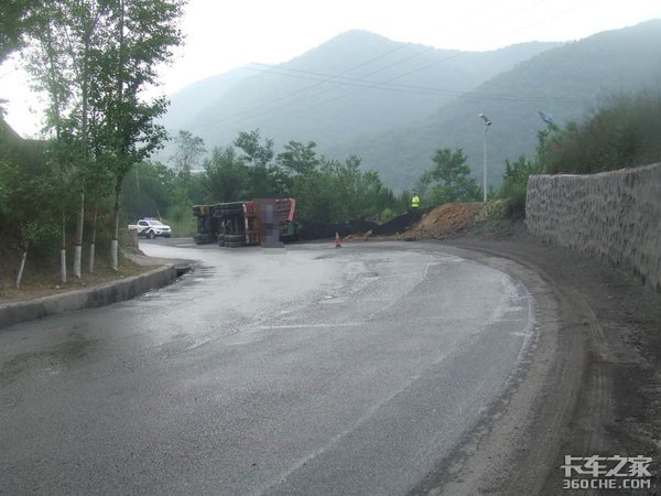 超载货车失控致9人死亡 刹住车就这么难