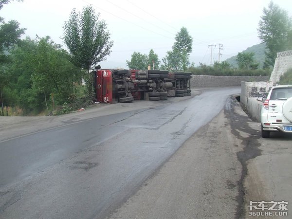 超载货车失控致9人死亡 刹住车就这么难