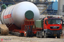 德意志双雄与1069吨重物的博弈 实拍曼TGX41.680与奔驰NG3850大件运输