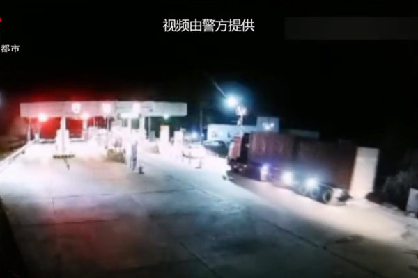 真嚣张 越野车开道 3台大货车闯关被抓
