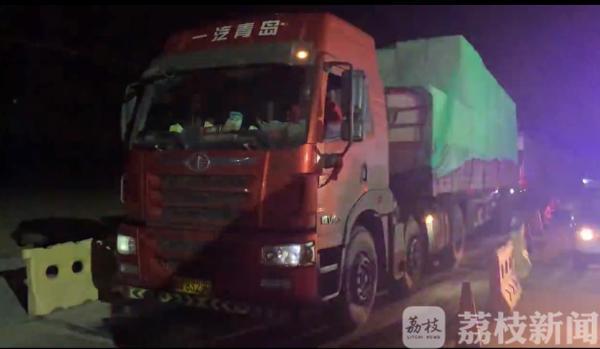 货车司机超载被查 抱怨装货师傅不负责