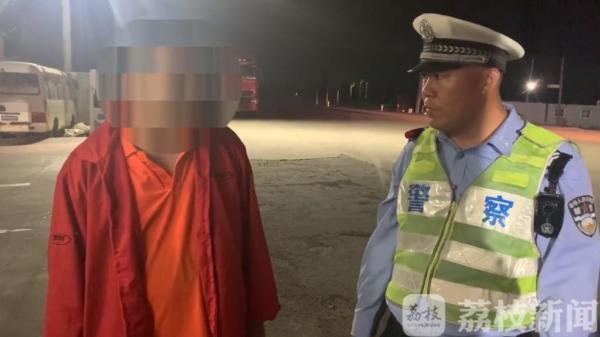 货车司机超载被查 抱怨装货师傅不负责