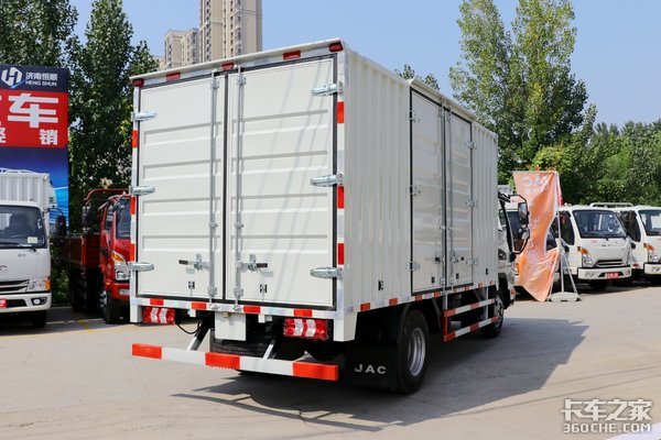 搭载全柴115马力机 康铃J5有颜有料配置高 货厢容积18个方