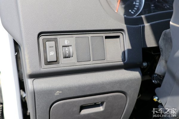 搭载全柴115马力机 康铃J5有颜有料配置高 货厢容积18个方