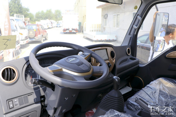 搭载全柴115马力机 康铃J5有颜有料配置高 货厢容积18个方