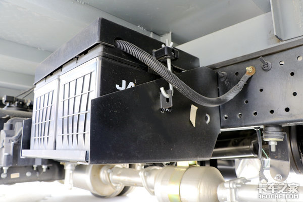 搭载全柴115马力机 康铃J5有颜有料配置高 货厢容积18个方