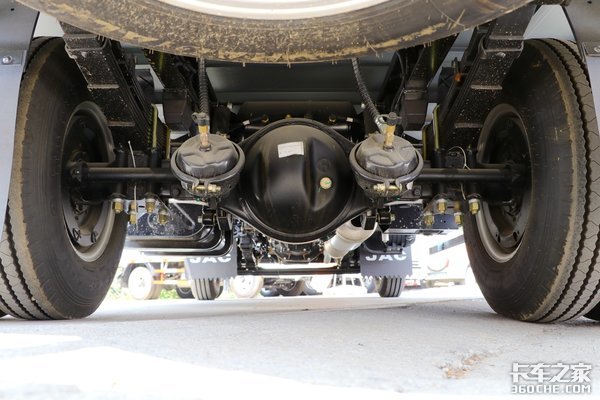 搭载全柴115马力机 康铃J5有颜有料配置高 货厢容积18个方