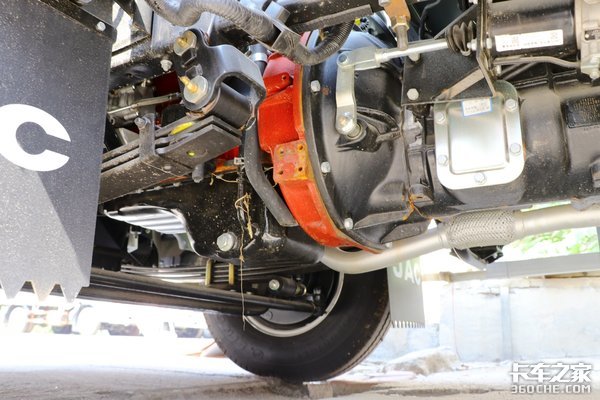 搭载全柴115马力机 康铃J5有颜有料配置高 货厢容积18个方