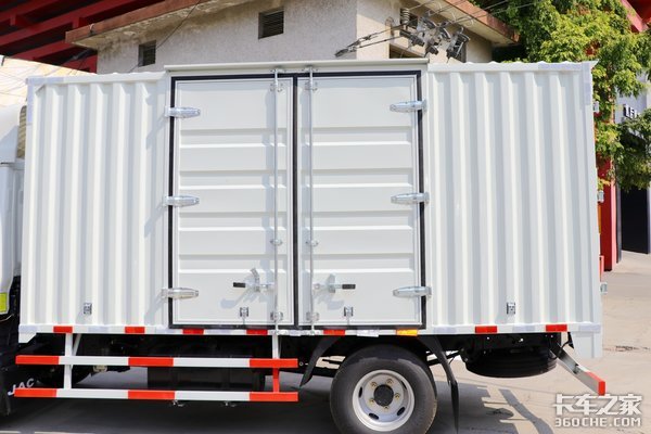 搭载全柴115马力机 康铃J5有颜有料配置高 货厢容积18个方