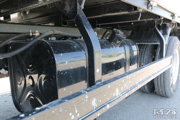 搭载全柴115马力机 康铃J5有颜有料配置高 货厢容积18个方